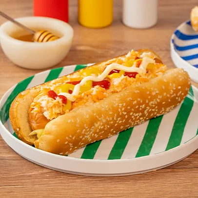 Perro caliente con ensalada de repollo Perro caliente con ensalada de repollo