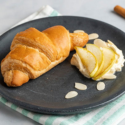 Croissants rellenos de manzana y queso Croissants rellenos de manzana y queso