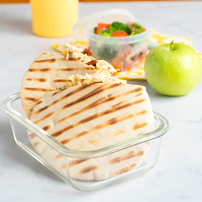 Sacos de pita con pollo y tomates Sacos de pita con pollo y tomates