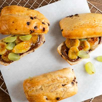 Sándwich de banano caramelizado y uvas Sándwich de banano caramelizado y uvas