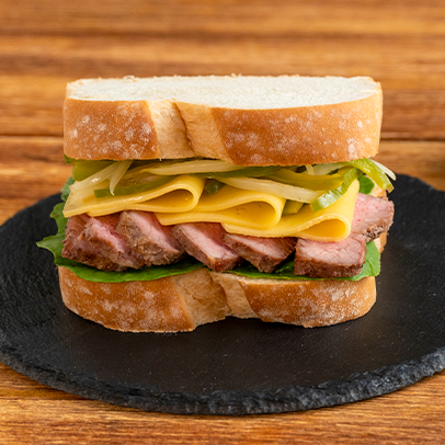 Sándwich de res con queso y vegetales Sándwich de res con queso y vegetales