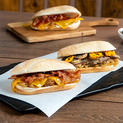 Deliciosos sándwiches con pan artesano Deliciosos sándwiches con pan artesano